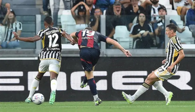 Ferguson (giữa) sút mở tỷ số cho Bologna trong trận hòa Juventus tối 27/8. Ảnh: EFE