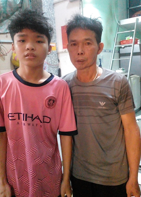 Ông Vũ Văn Quân và con trai Vũ Tuấn Kiệt tại nhà riêng trước khi cậu bé phát hiện mắc ung thư trực tràng giai đoạn bốn. Ảnh: Nhân vật cung cấp