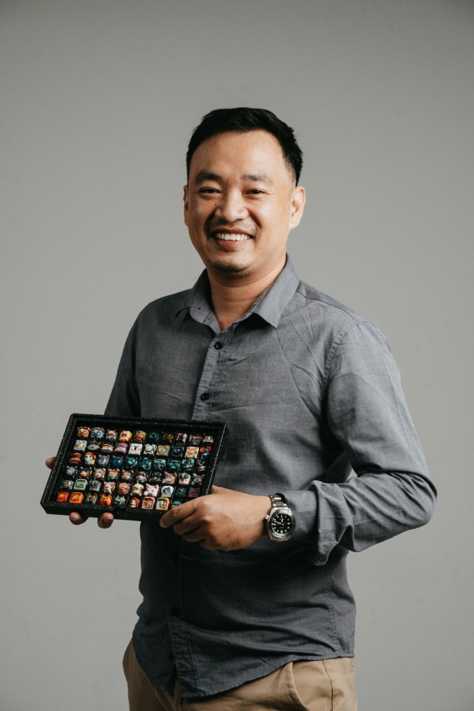 Anh Sinh Trần với bộ sưu tập keycap thủ công của mình. Ảnh: Nhân vật cung cấp