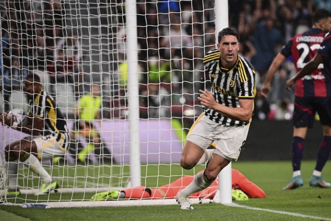 Vlahovic mừng bàn gỡ cho Juventus. Ảnh: AP
