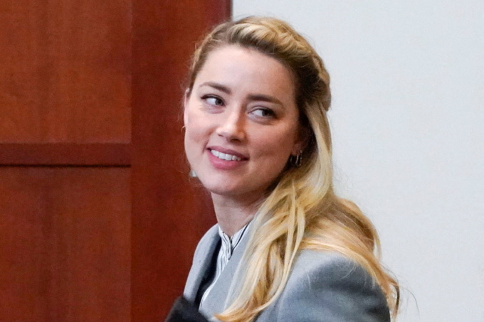 Amber Heard tại phiên tòa với Johnny Depp hồi cuối tháng 5/2022. Ảnh: Reuters