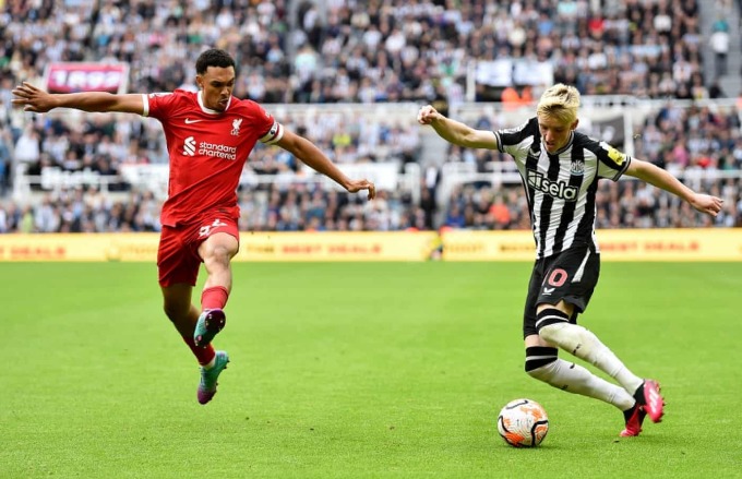 Thủ quân Alexander-Arnold ngăn đường chuyền của Anthony Gordon trong trận Liverpool thắng ngược Newcastle 2-1 trên sân St. James Park ngày 27/8. Ảnh: Reuters